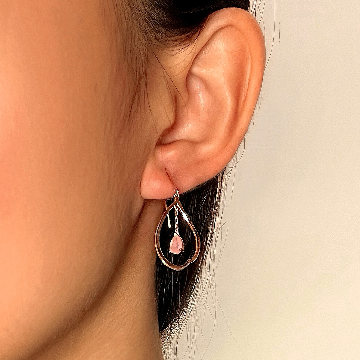Boucles d’Oreilles Quartz Rose – Larmes de Douceur, Argent Plaqué Or