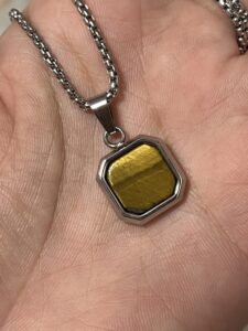 Collier Homme Œil de Tigre – Médaillon Géométrique photo review