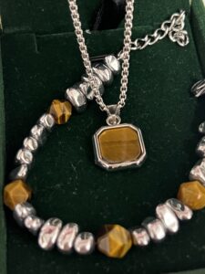 Collier Homme Œil de Tigre – Médaillon Géométrique photo review