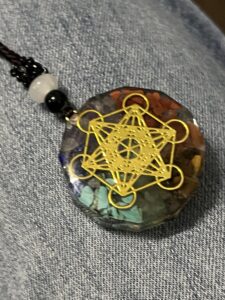 Pendentif Orgonite et 7 chakras – Protection photo review