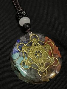 Pendentif Orgonite et 7 chakras – Protection photo review