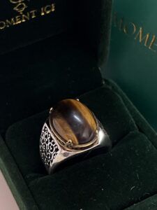 Bague Homme Œil de Tigre – Souverain Magnétique, Argent photo review