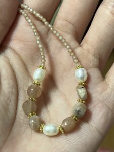 Collier Pierre de Soleil et Perle – Harmonie Radieuse photo review