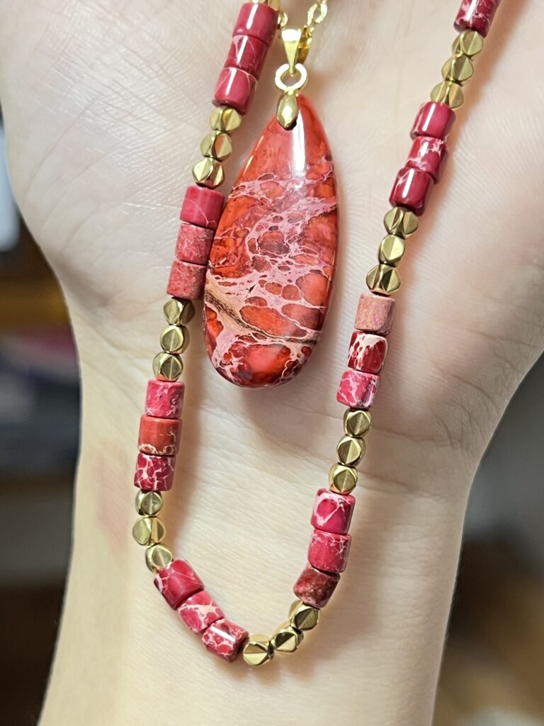 Collier Jaspe Vert/Rouge – Harmonie Ethnique photo review