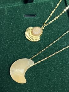 Collier Pierre de Soleil – Rayons Solaires photo review