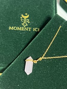 Collier Quartz Rose – Point de Lumière, Argent Plaqué Or 10K photo review