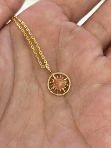 Collier Pierre de Soleil – Aurore Rayonnante, Argent Plaqué Or photo review