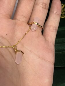 Collier Quartz Rose – Point de Lumière, Argent Plaqué Or 10K photo review
