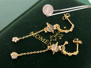 Boucles d’Oreilles Quartz Rose – Galaxie Intérieure, Argent Plaqué Or 14K photo review