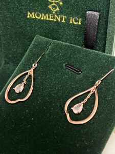 Boucles d’Oreilles Quartz Rose – Larmes de Douceur, Argent Plaqué Or photo review