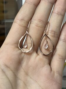 Boucles d’Oreilles Quartz Rose – Larmes de Douceur, Argent Plaqué Or photo review