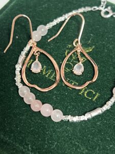 Boucles d’Oreilles Quartz Rose – Larmes de Douceur, Argent Plaqué Or photo review