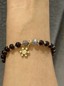 Bracelet Grenat et Labradorite – Charme Hivernal photo review