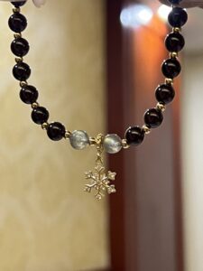 Bracelet Grenat et Labradorite – Charme Hivernal photo review