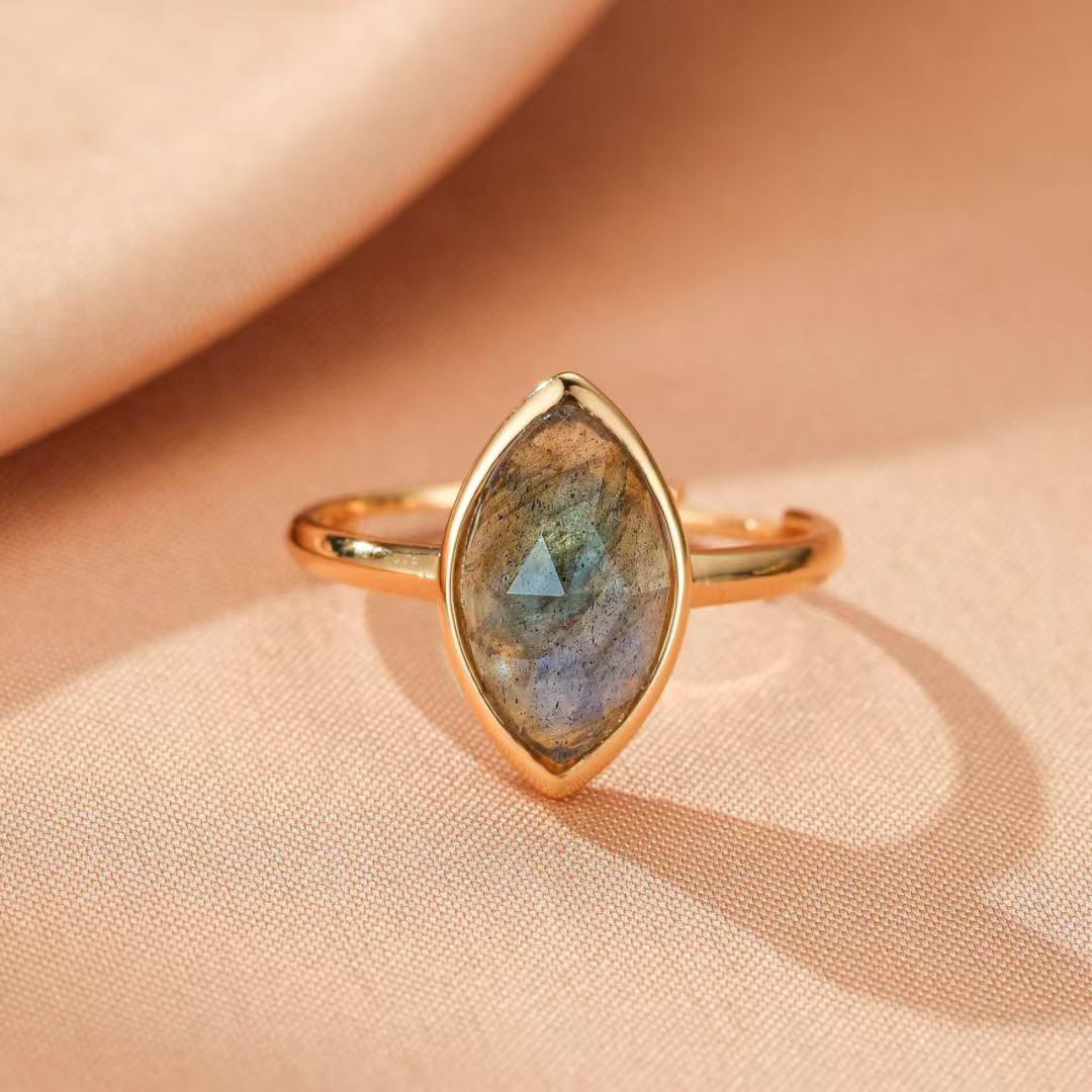 Bague Labradorite – Feuille d’Âme, Argent Plaqué Or 10K