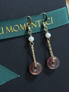 Boucles d’oreilles Quartz Fraise et Perle – Éclat Délicat photo review