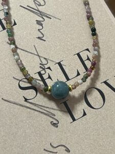 Collier Jadéite et Tourmaline – Bonheur Arc-en-ciel photo review