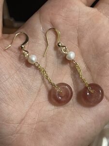 Boucles d’oreilles Quartz Fraise et Perle – Éclat Délicat photo review