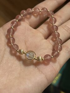 Click to view full screen Bracelet Quartz Fraise et Labradorite – Harmonie Lumineuse photo review