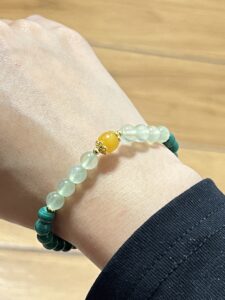 Bracelet Malachite, Préhnite et Ambre – Harmonie des Énergies photo review