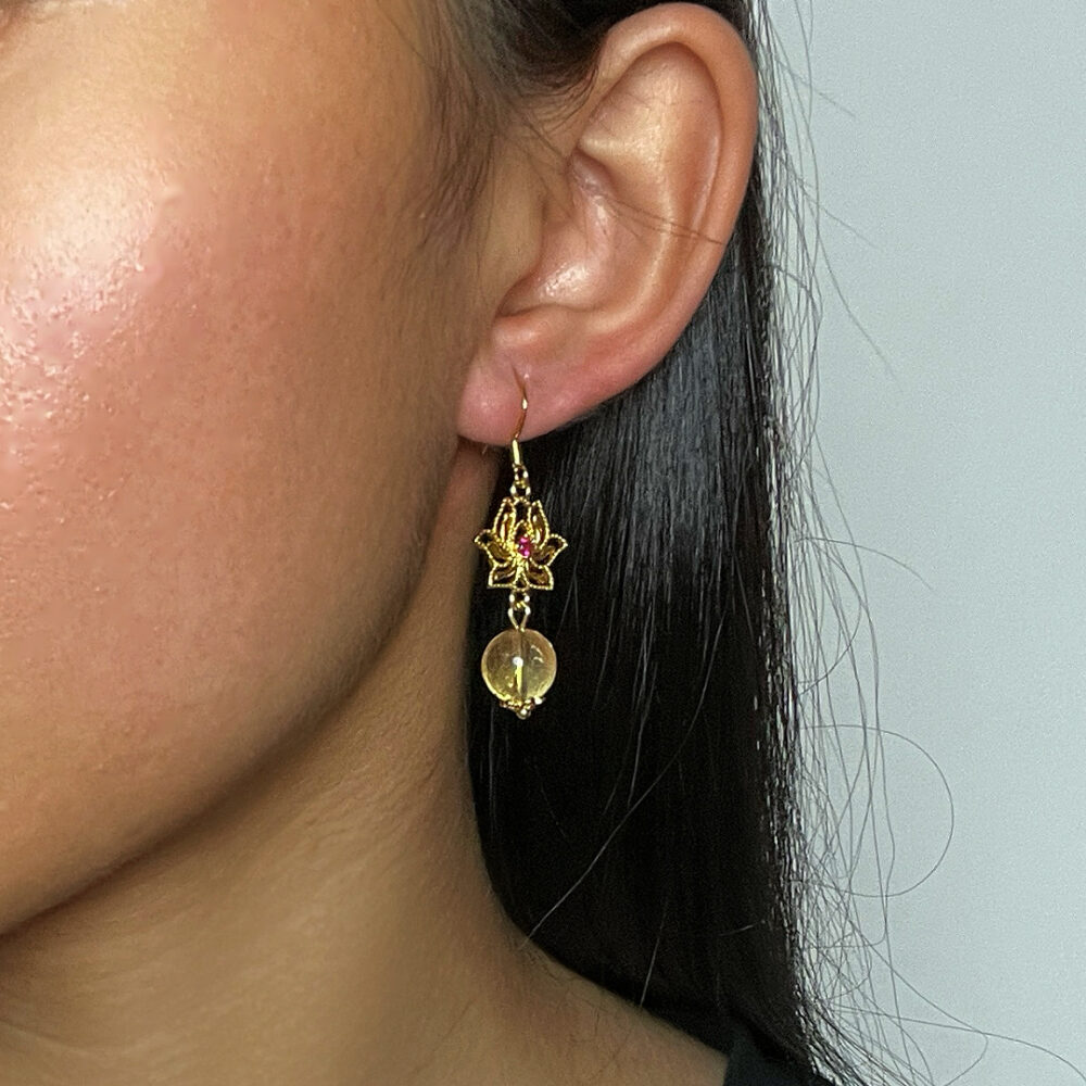 Boucles d’Oreilles Citrine et Lotus – Harmonie Dorée, Argent Plaqué Or
