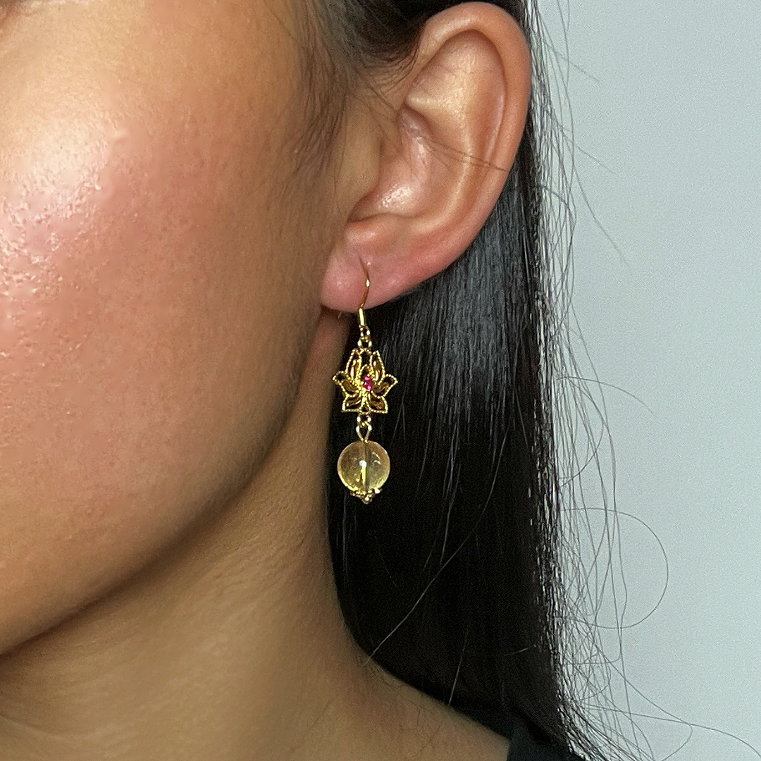 Boucles d’Oreilles Citrine et Lotus – Harmonie Dorée, Argent Plaqué Or