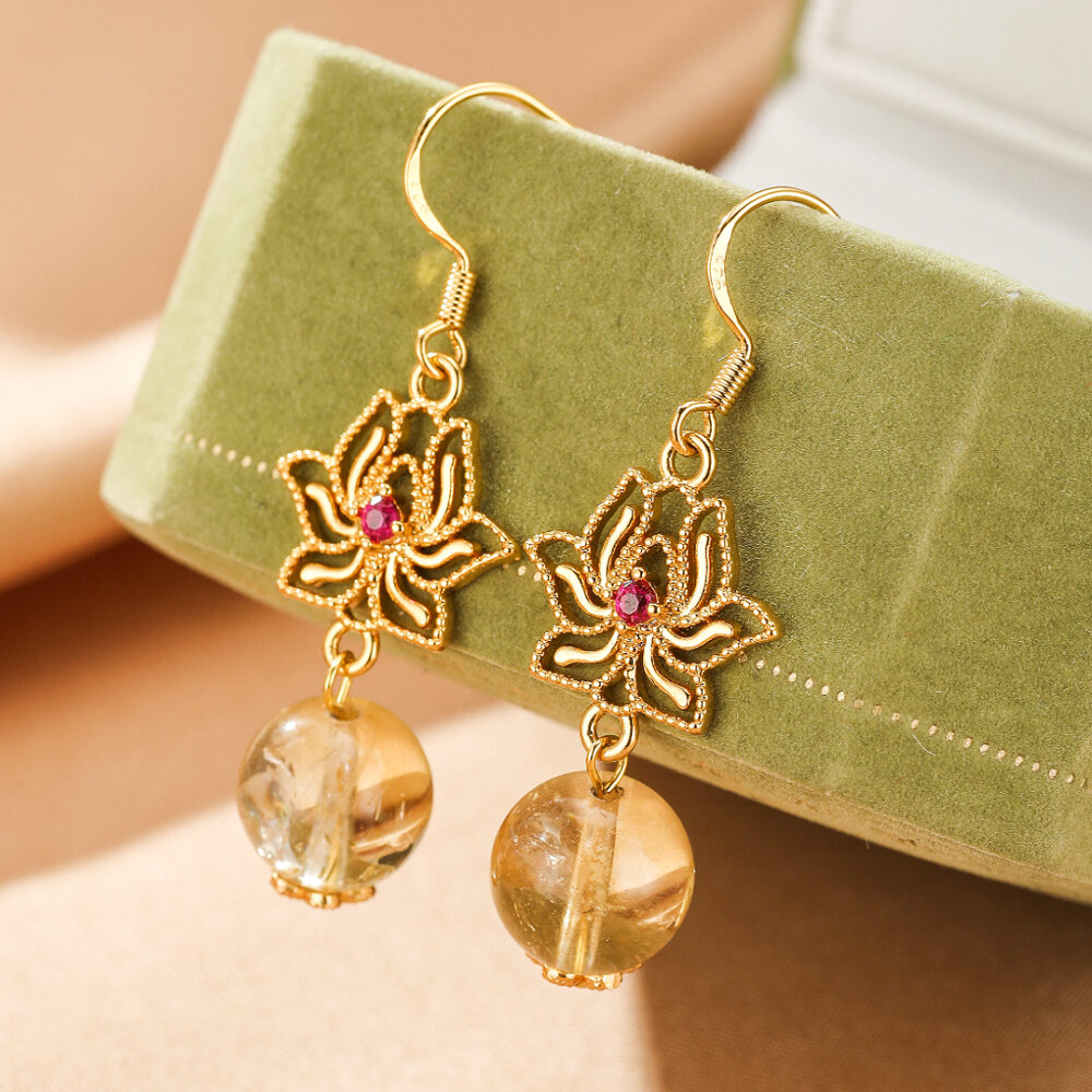 Boucles d’Oreilles Citrine et Lotus – Harmonie Dorée, Argent Plaqué Or