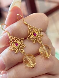 Boucles d’Oreilles Citrine et Lotus – Harmonie Dorée, Argent Plaqué Or photo review