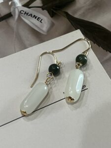 Boucles d’Oreilles Pendantes Jade – Harmonie Bicolore photo review