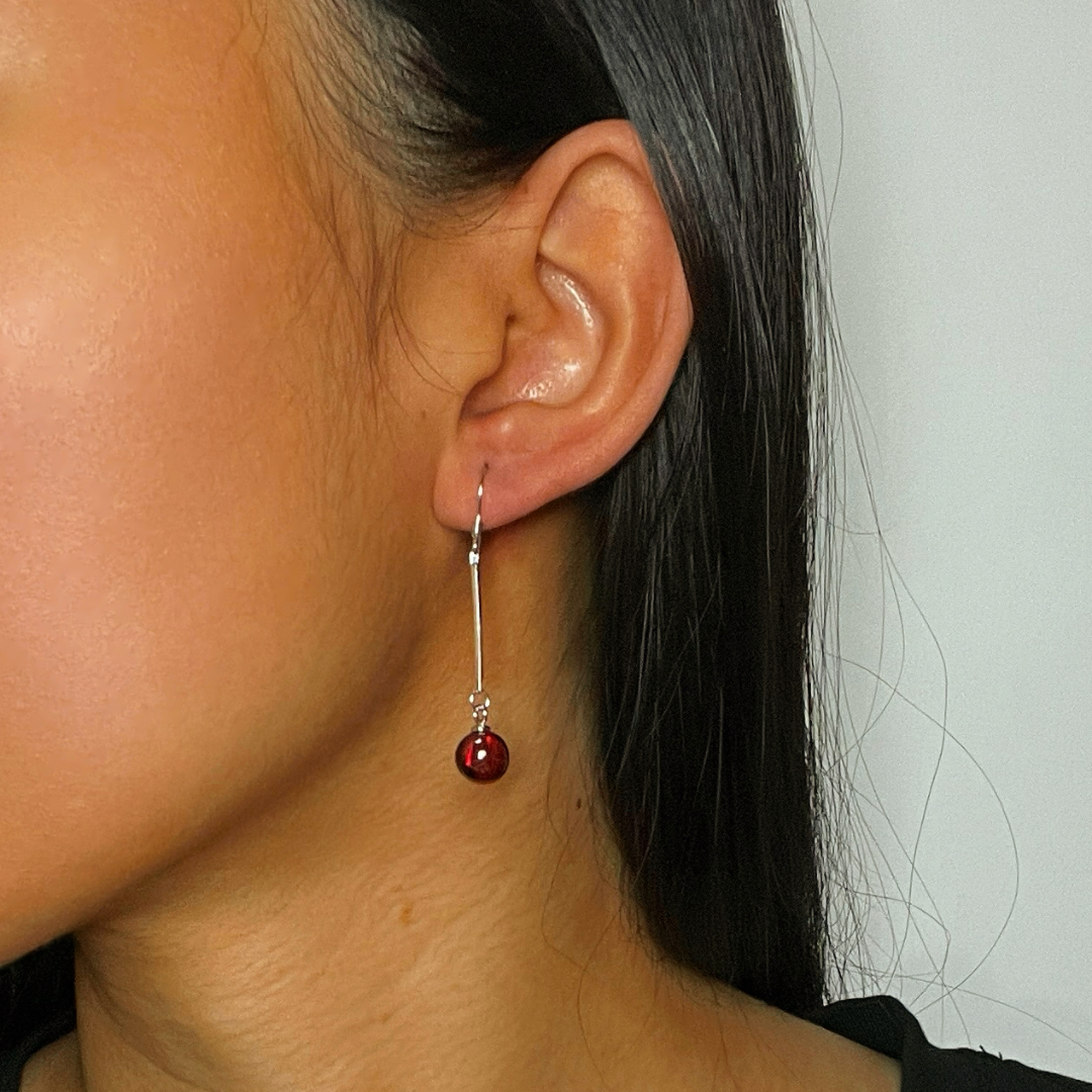 Boucles d’oreilles Grenat – Élégance Suspendue, Argent