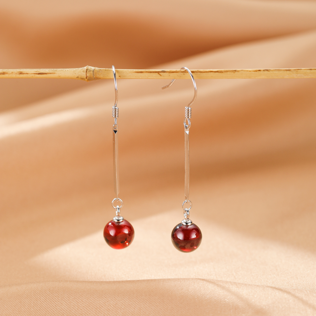 Boucles d’oreilles Grenat – Élégance Suspendue, Argent