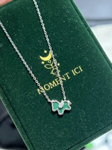 Collier Malachite Cheval – Élégance Libre, Argent photo review