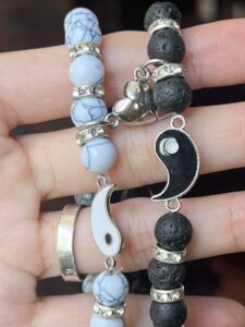 Bracelet Pierre de Lave et Howlite Couple – Yin et Yang photo review