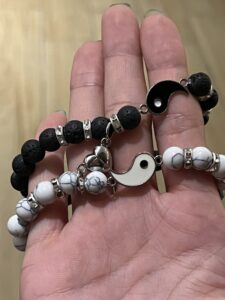Bracelet Pierre de Lave et Howlite Couple – Yin et Yang photo review