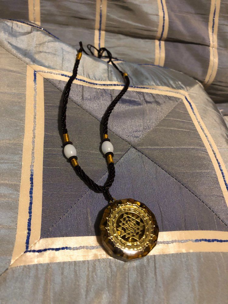 Pendentif Orgonite Sri Yantra en Œil de Tigre – Équilibre Universel