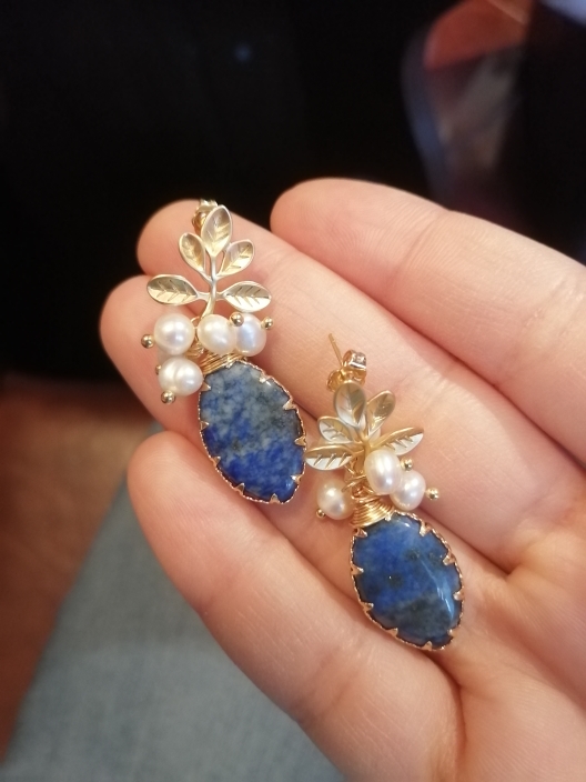 Boucles d’Oreilles Lapis Lazuli et Perle – Fleur de Sérénité, Argent Plaqué Or photo review