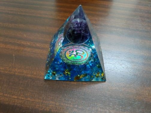 Sérénité – Pyramide Orgonite OM en Améthyste et Aigue Marine