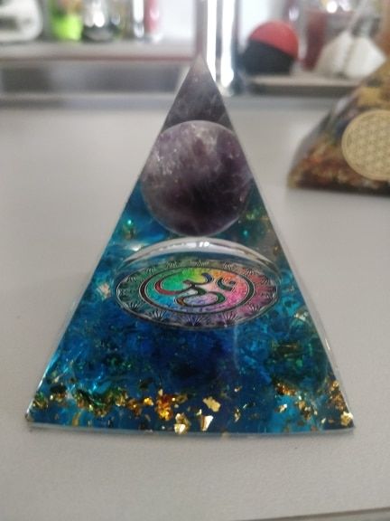 Sérénité – Pyramide Orgonite OM en Améthyste et Aigue Marine